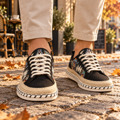 Baskets noires homme vues de face, laçage écru et empiècements aztèques multicolores