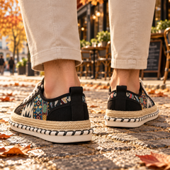 Arrière des baskets homme noires avec tirant, motifs tissés et surpiqûres contrastantes