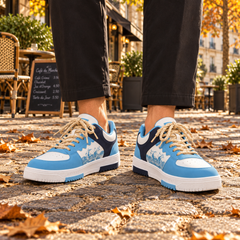 Baskets homme bleu clair portées, empiècement imprimé de vagues et lacets tressés beiges