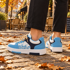 Baskets basses bleu clair vues de profil, talon marine et semelle blanche à crampons