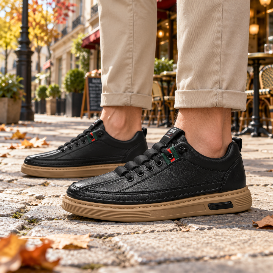 Paire de baskets basses noires avec surpiqûres apparentes et lacets assortis