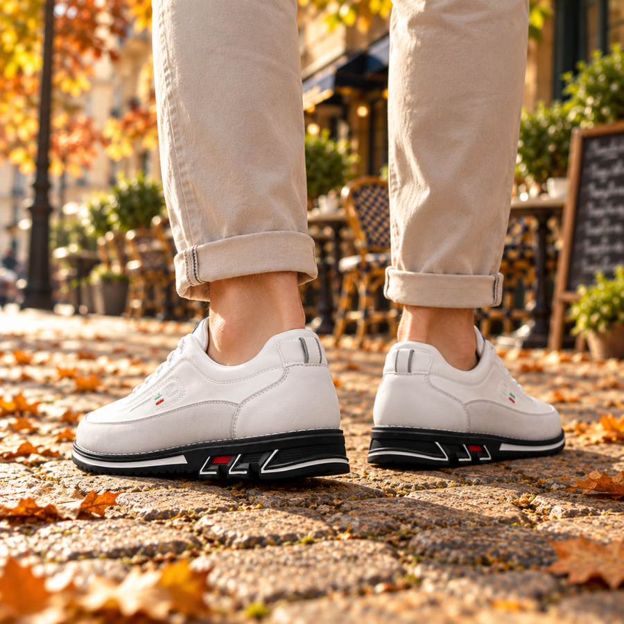 Vue arrière des baskets homme blanches avec semelle noire et détail rouge au talon