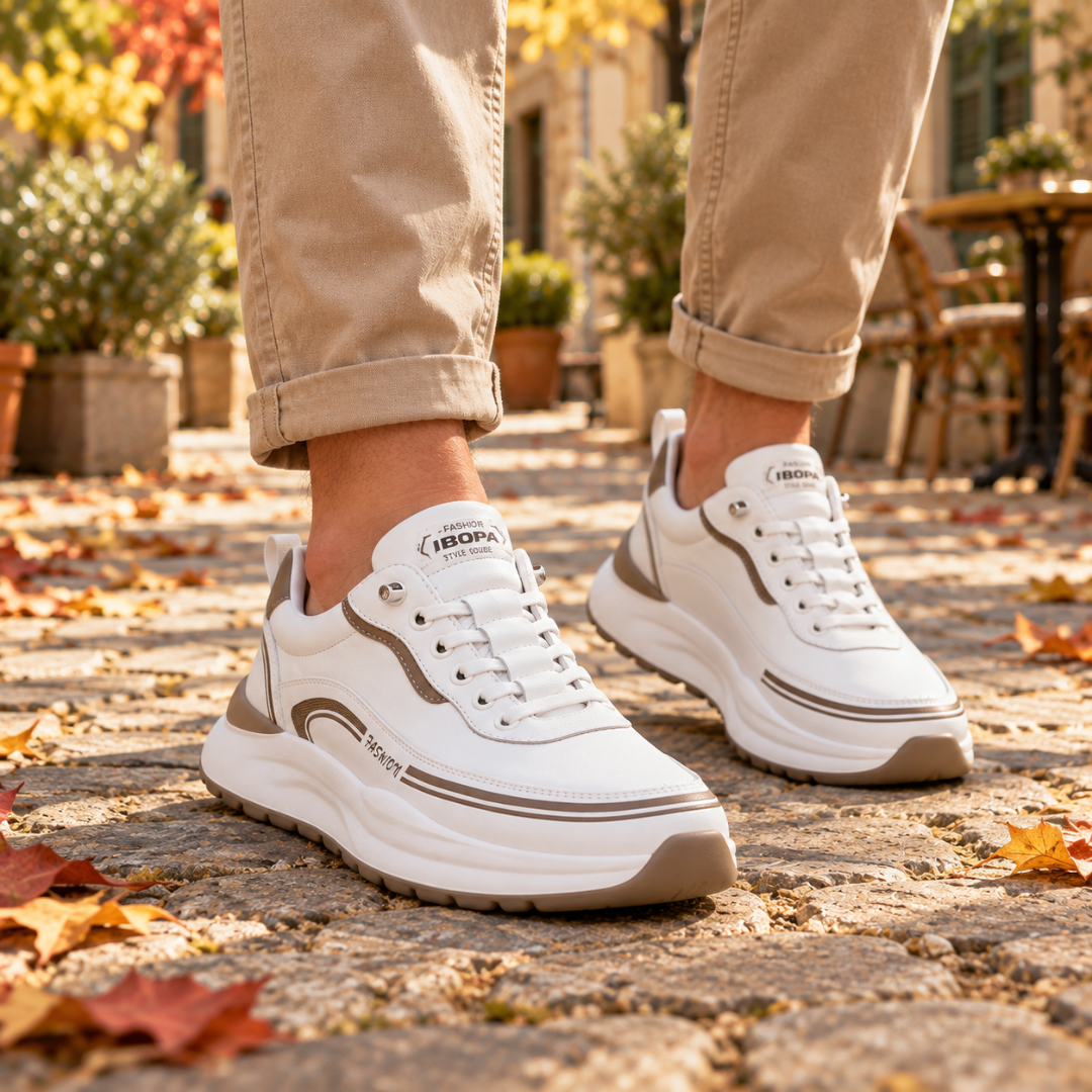 Baskets homme blanches à semelle épaisse portées avec un chino beige retroussé