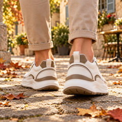 Vue arrière des baskets blanches avec languette de tirage et empiècements taupe contrastés