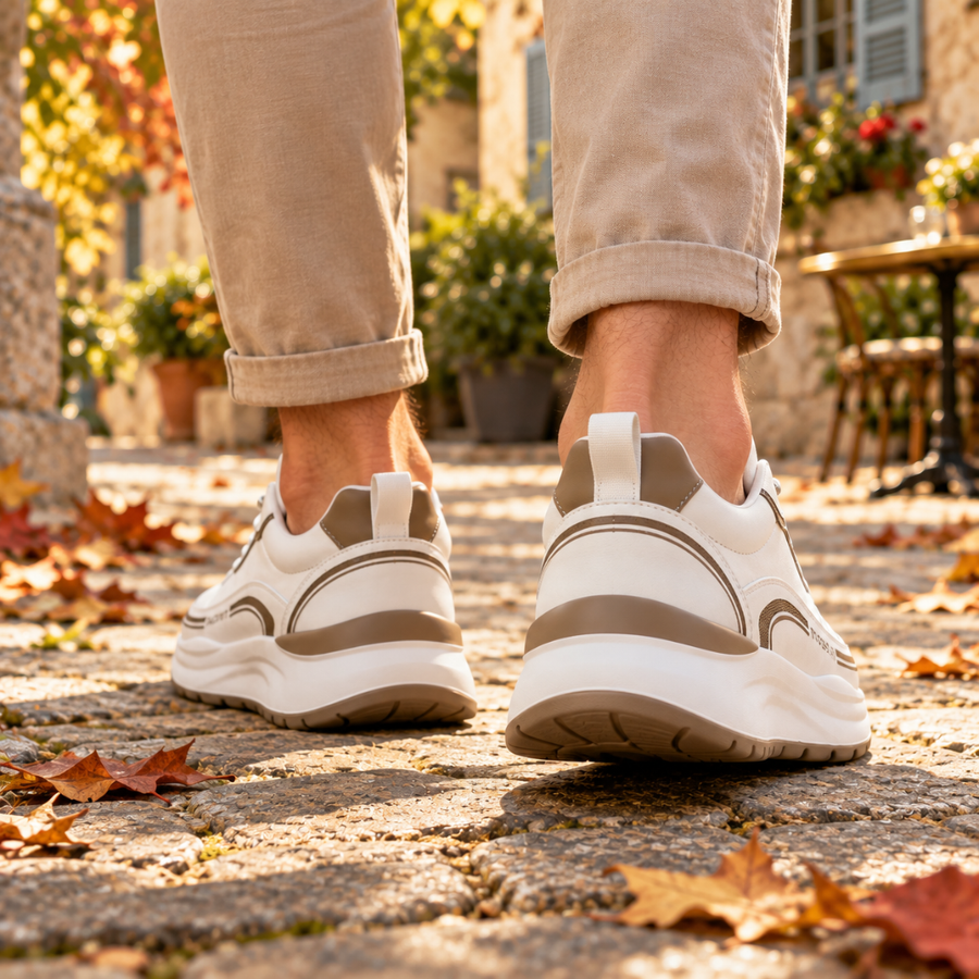 Vue arrière des baskets blanches avec languette de tirage et empiècements taupe contrastés