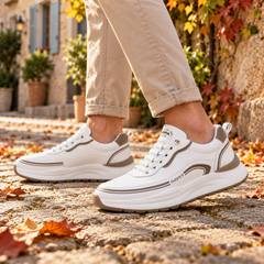 Baskets homme blanches à lacets et lignes courbes contrastées sur le côté