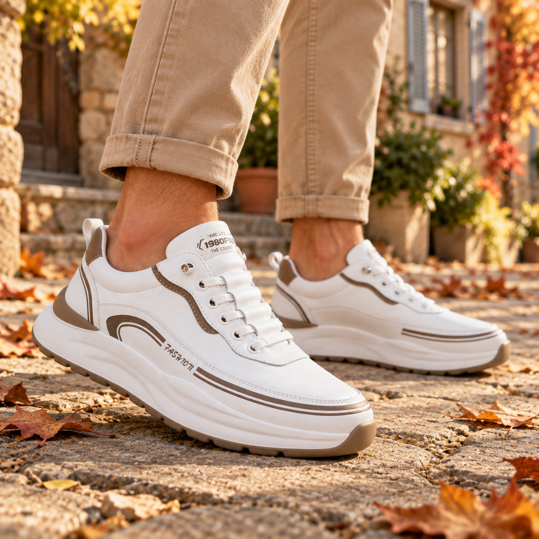 Paire de baskets blanches à semelle crantée épaisse et œillets métalliques apparents