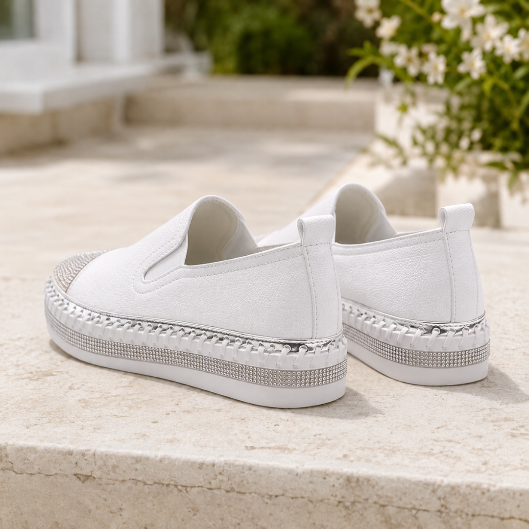 Baskets slip-on blanches vues de dos, plateforme à bande brillante et languette arrière
