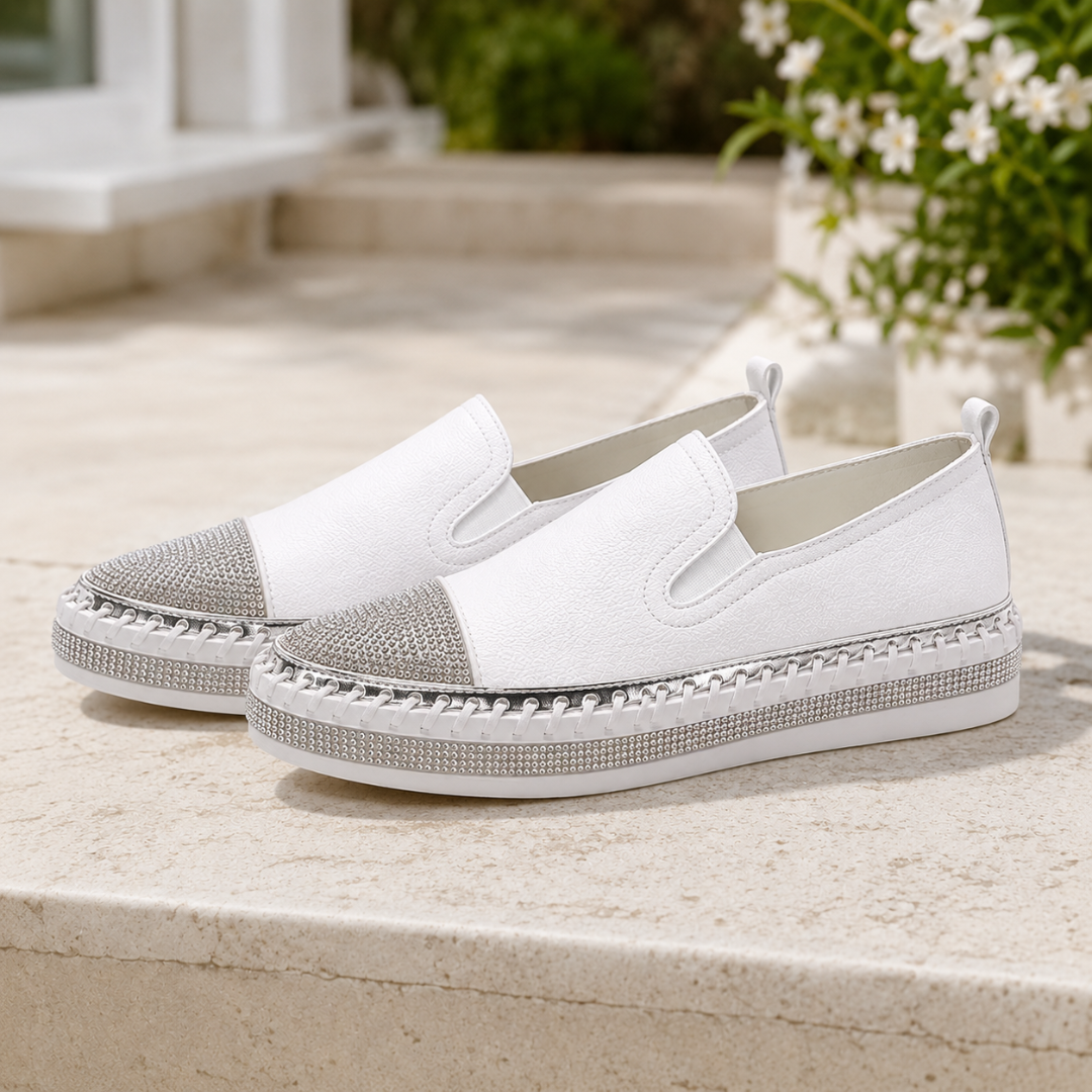 Paire de baskets blanches de trois quarts, bout pavé de strass et élastiques latéraux