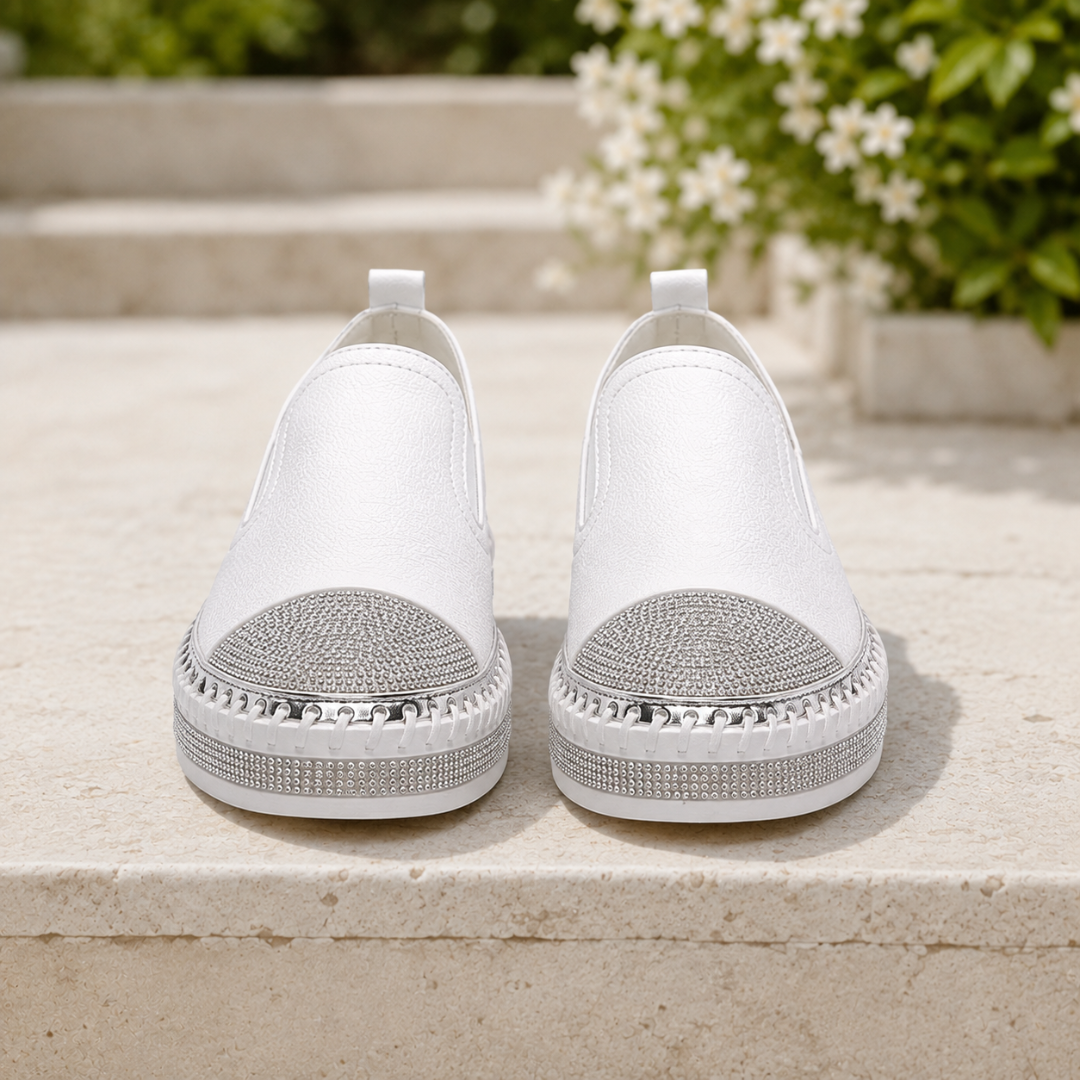Baskets blanches vues de face, bouts arrondis scintillants et surpiqûre tressée blanche