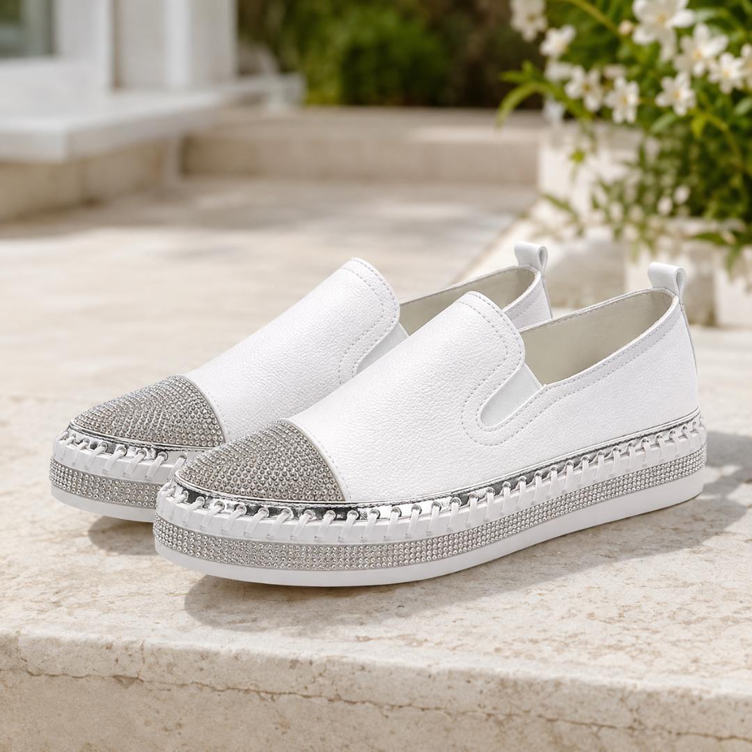 Baskets slip-on blanches de trois quarts avant, plateforme épaisse et empeigne sans lacets