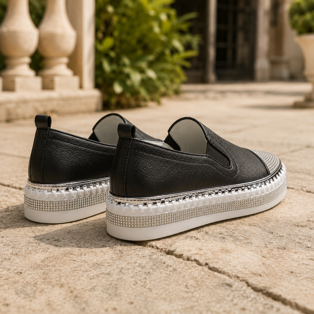 Baskets noires vues de dos, semelle plateforme blanche et tirette au talon