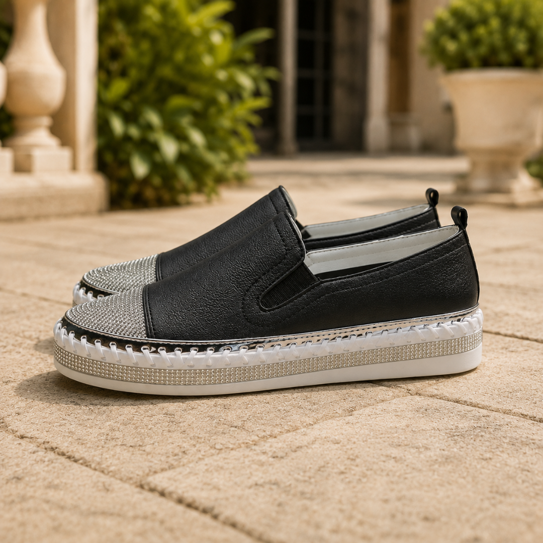 Baskets slip-on noires de trois quarts, bout strassé et élastiques sur les côtés