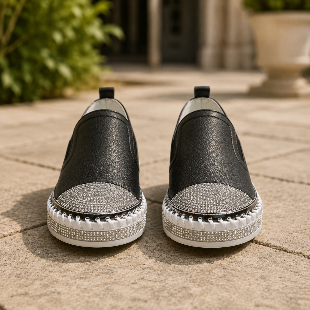 Baskets noires vues de face, bouts arrondis pavés de pierres brillantes