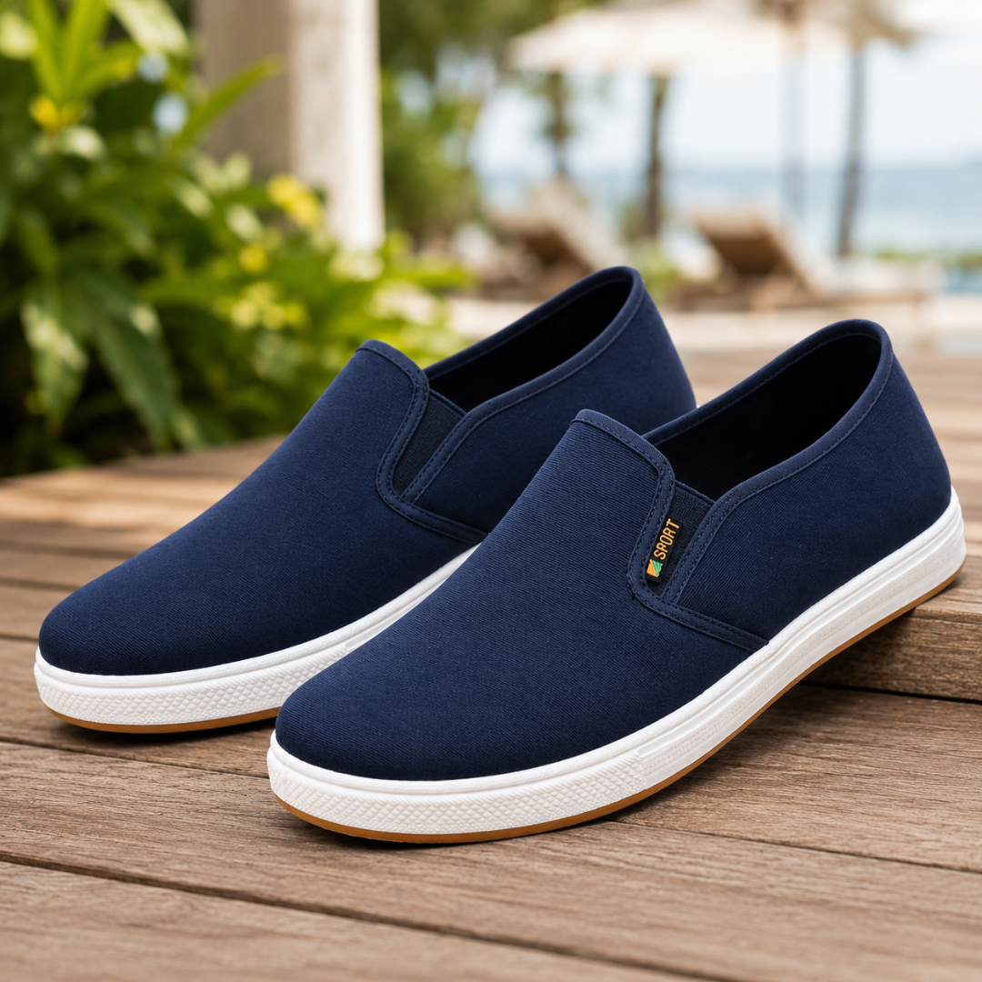 Baskets slip-on homme bleu marine vue de profil avec fond de plage