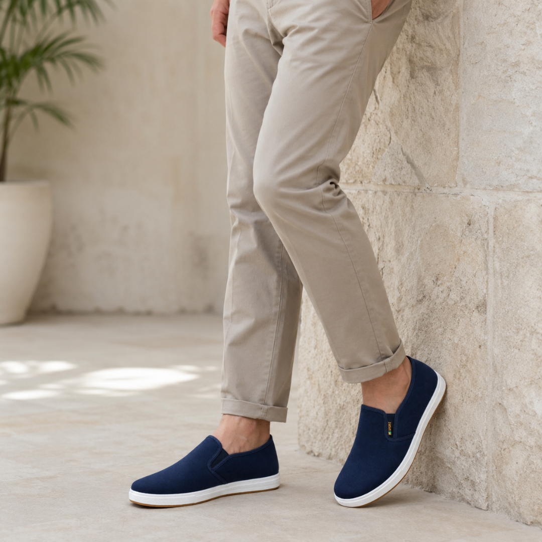 Homme portant des baskets bleu marine avec un pantalon beige assorti