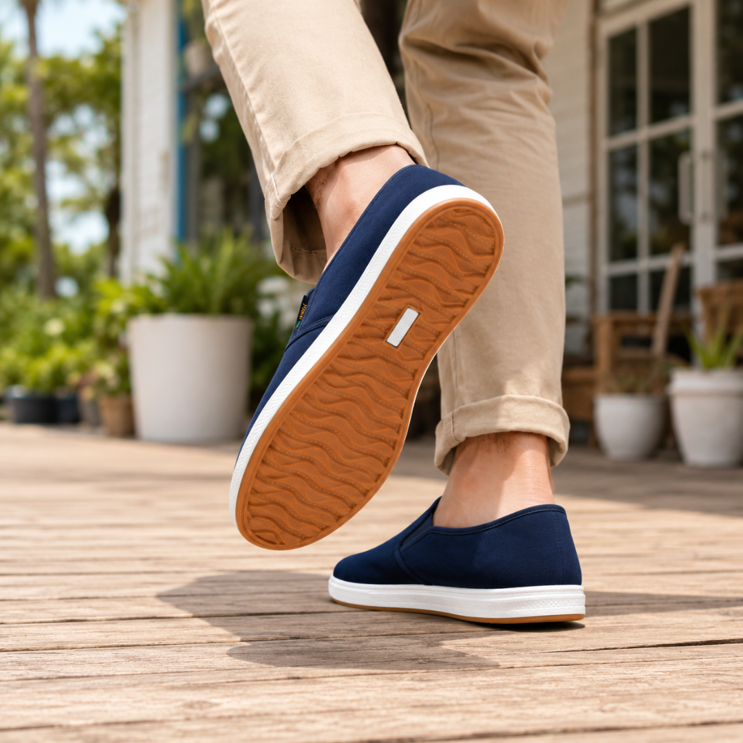 Semelle caoutchouc antidérapante visible sous une baskets bleu marine