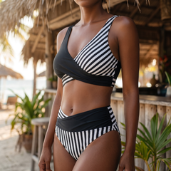 Bikini noir rayé, haut cache-cœur et culotte taille haute sur peau bronzée