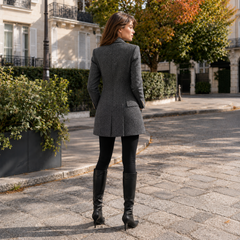 Dos du blazer gris chiné, taille marquée et fente centrale, rue ensoleillée