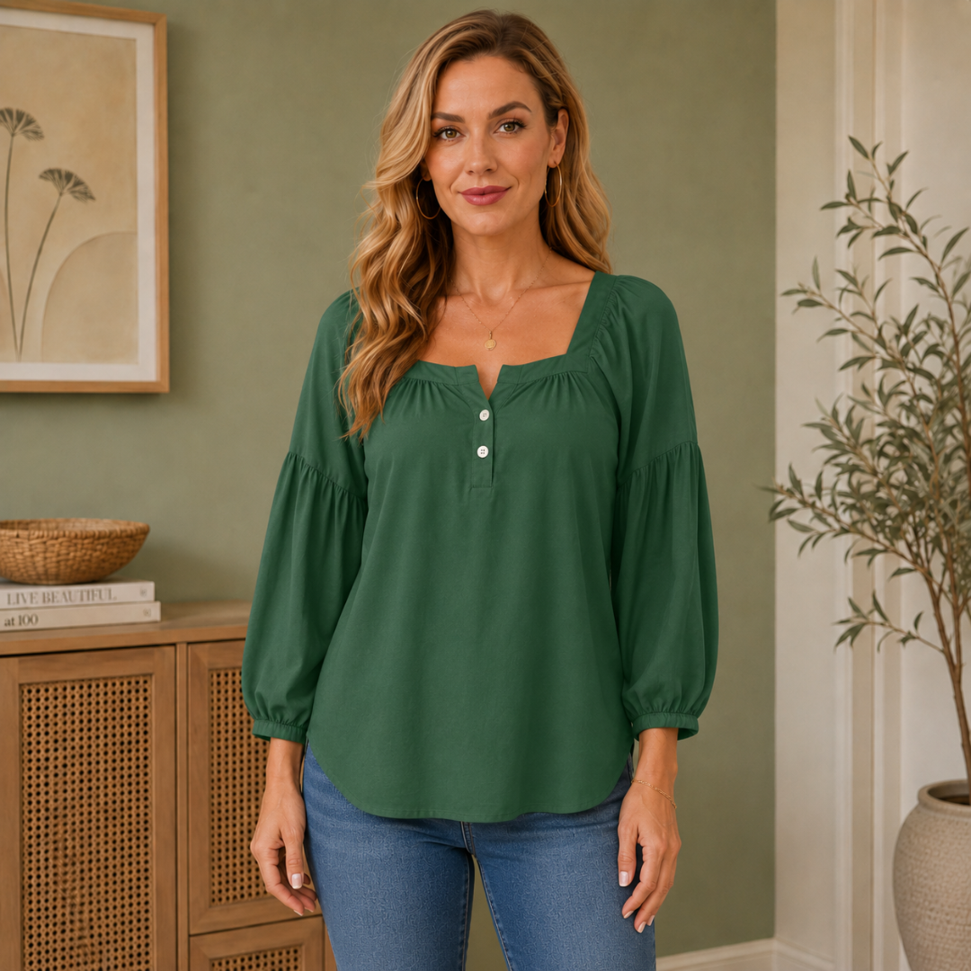 Blouse femme verte portée de face avec col carré et boutons