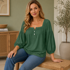 Blouse verte vue assise mettant en valeur les manches bouffantes