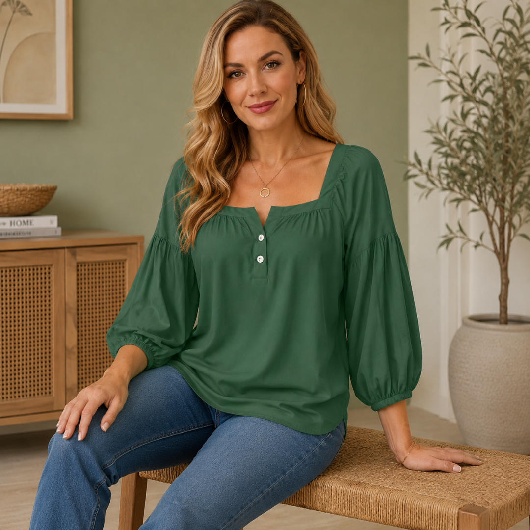 Blouse verte vue assise mettant en valeur les manches bouffantes