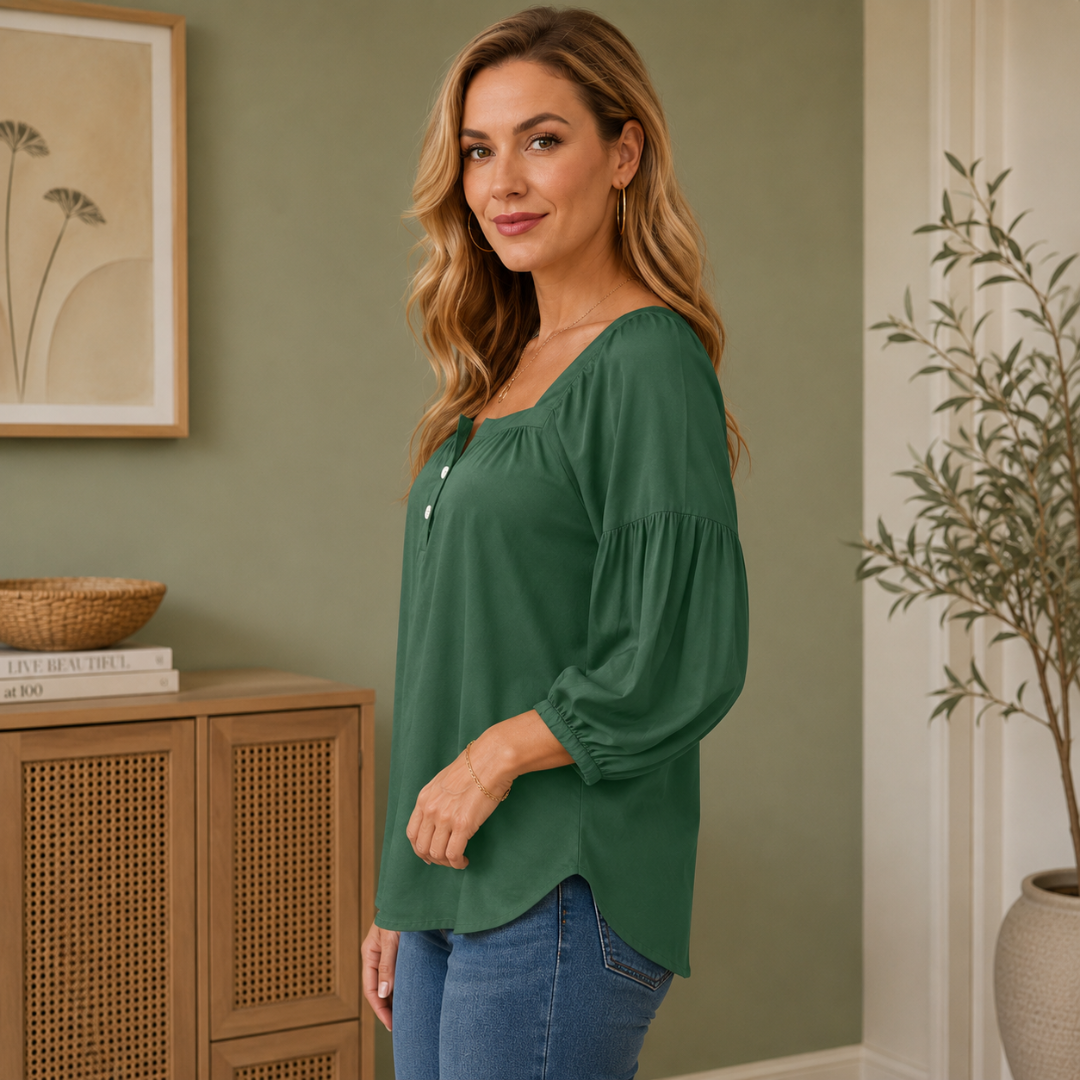 Blouse verte vue de trois quarts dans un intérieur lumineux