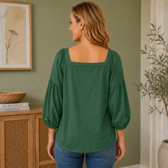 Blouse verte portée avec jean, vue de dos légèrement tournée