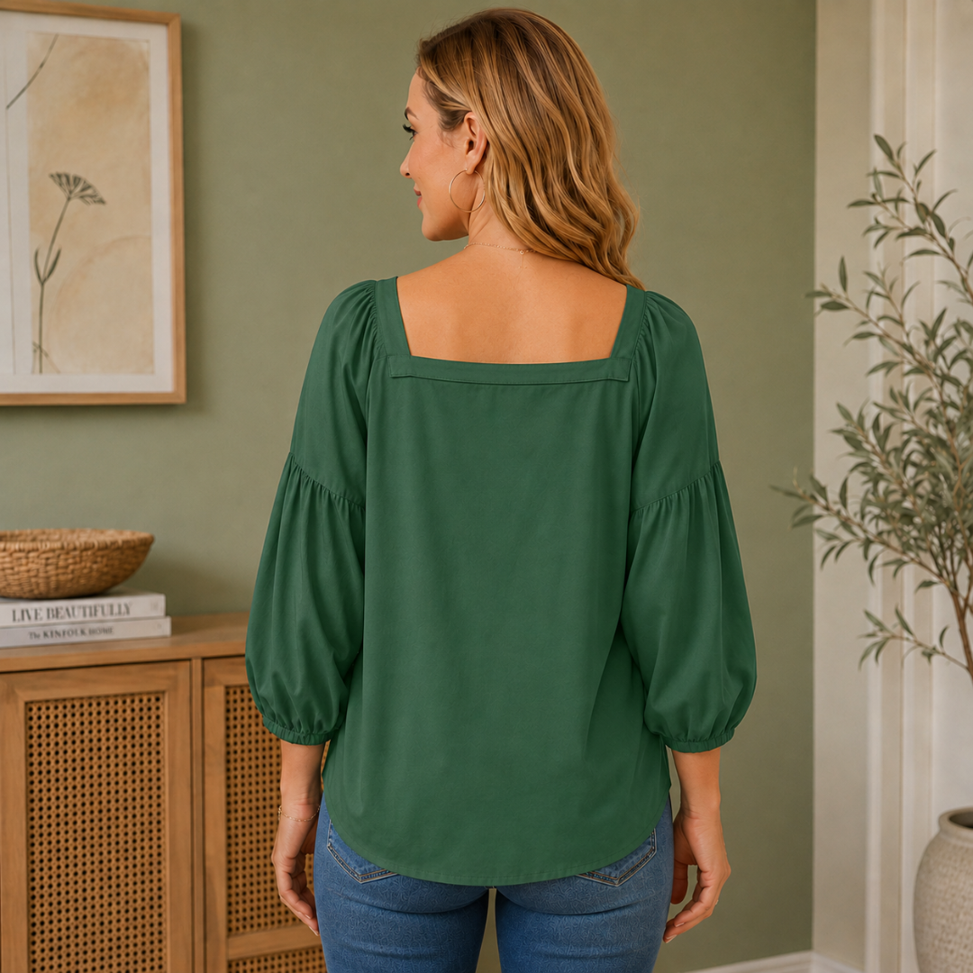 Blouse verte portée avec jean, vue de dos légèrement tournée