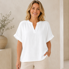 Femme portant la blouse en coloris blanc, coupe ample et fluide