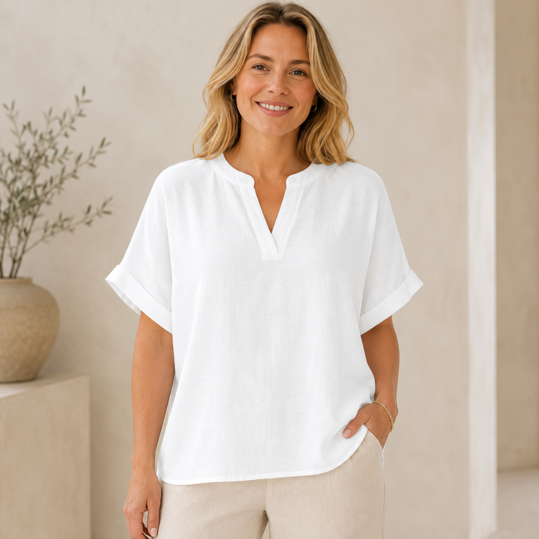Femme portant la blouse en coloris blanc, coupe ample et fluide