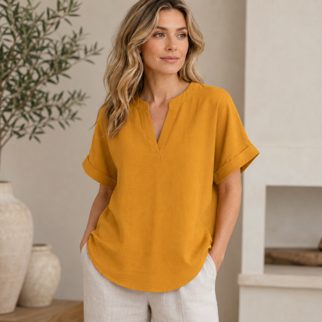 Blouse jaune moutarde à manches courtes, ambiance lumineuse et chaleureuse
