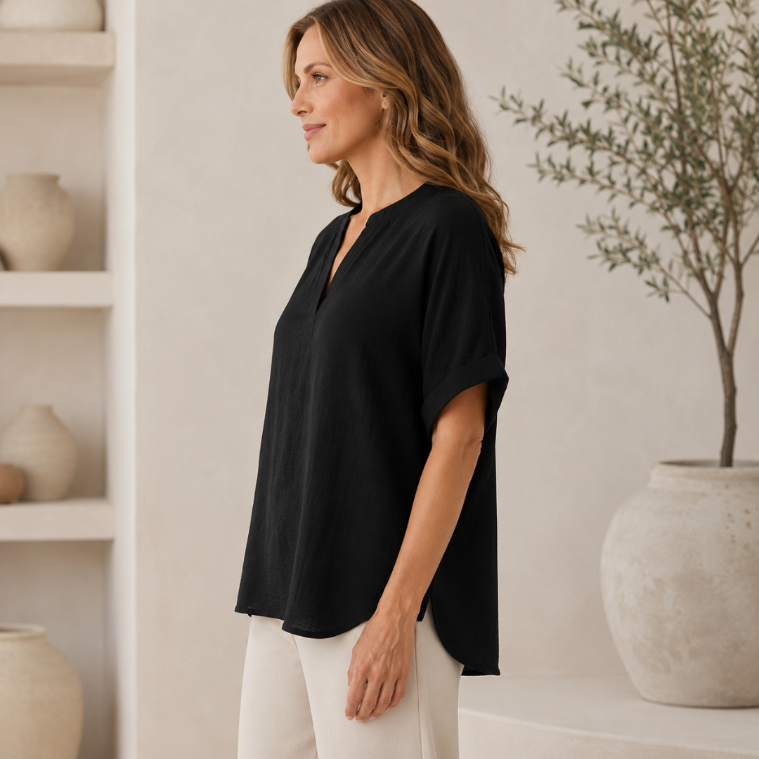 Blouse noire vue de côté, manches courtes à revers détaillées