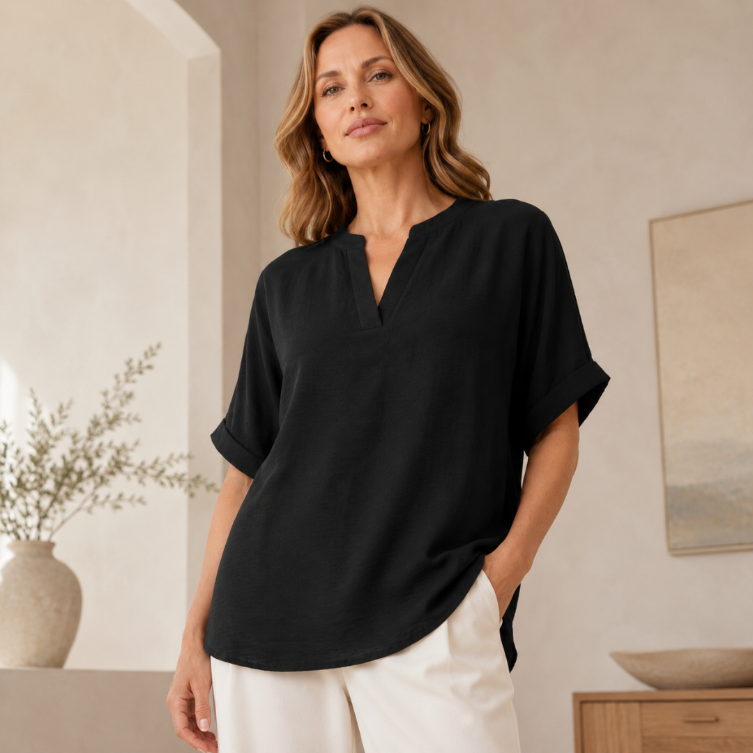 Blouse noire vue de côté, manches courtes à revers détaillées