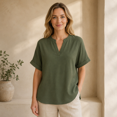 Blouse vert kaki portée avec un pantalon clair, style naturel
