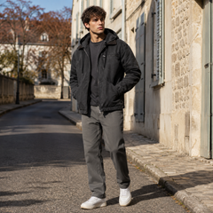 Blouson homme noir à capuche à cordon, porté ouvert avec pantalon gris