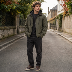 Blouson homme vert armée à capuche, empiècement marron au col et zip