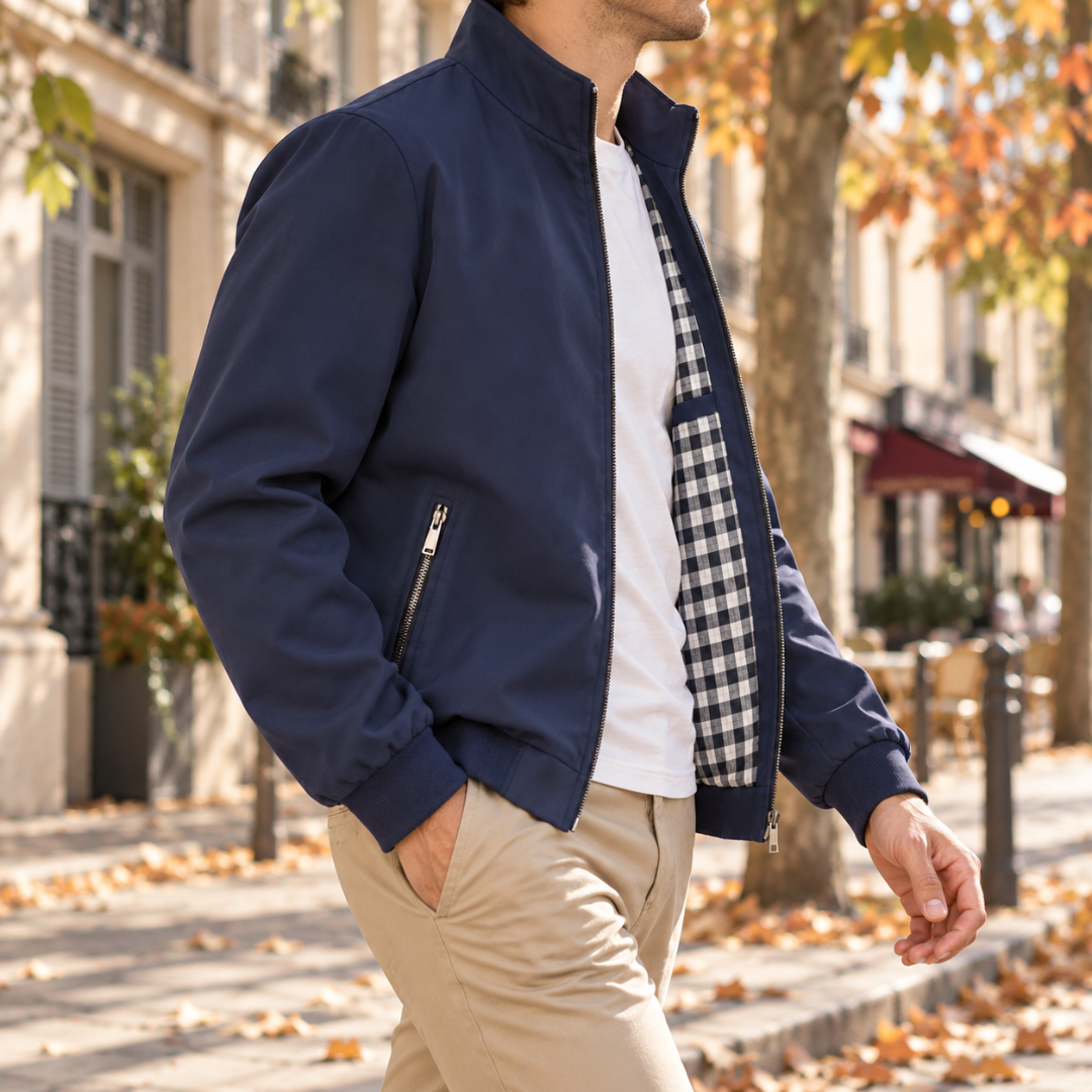 Blouson bombardier homme bleu de profil, poche zippée visible sur le devant