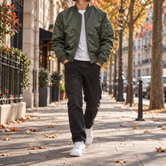 Blouson bomber homme vert foncé porté ouvert, poche zippée sur la manche