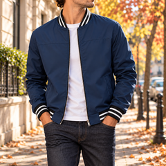 Blouson bomber bleu marine porté ouvert, fermeture éclair et poches latérales visibles