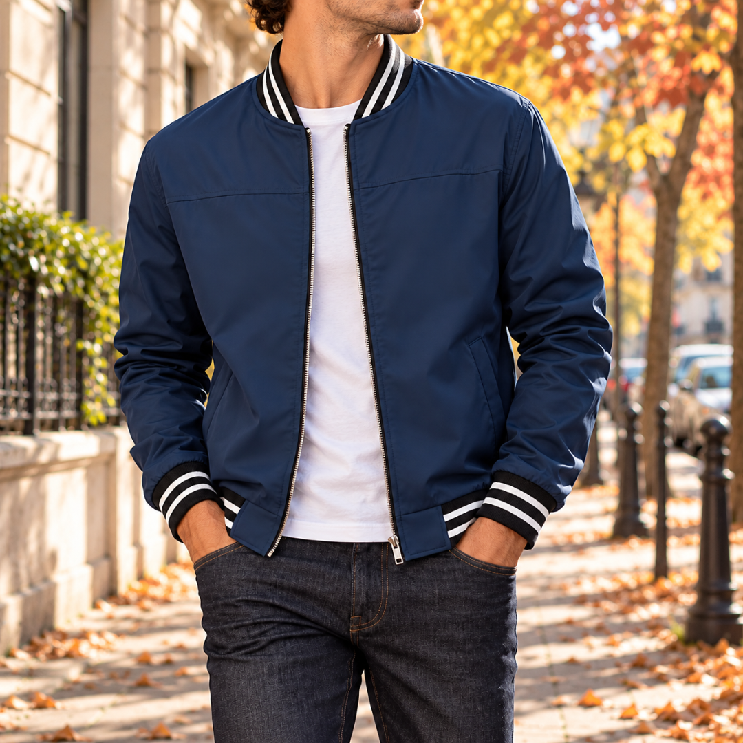 Blouson bomber bleu marine porté ouvert, fermeture éclair et poches latérales visibles