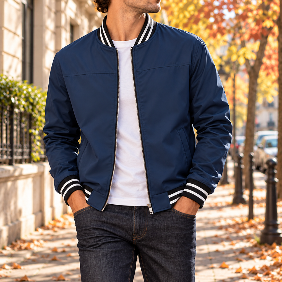 Blouson bomber bleu marine porté ouvert, fermeture éclair et poches latérales visibles