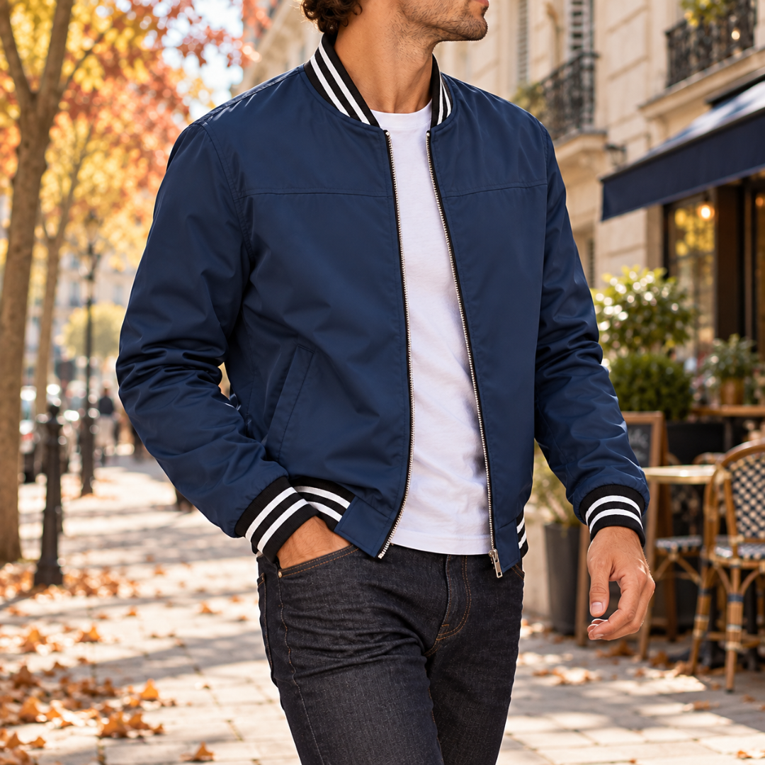 Homme en blouson bomber bleu marine zippé, découpe horizontale sur le buste