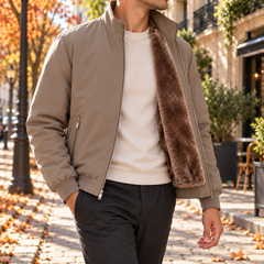 Homme en blouson bomber kaki zippé, revers ouvert sur l'intérieur effet fourrure