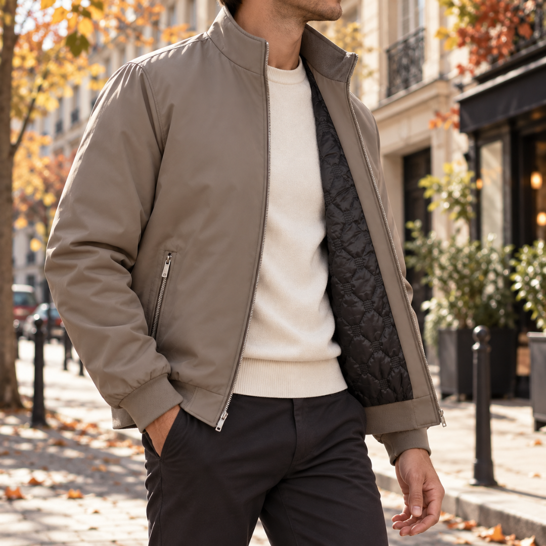 Blouson bomber homme kaki porté ouvert, fermeture éclair et poignets côtelés visibles