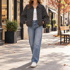 Blouson femme noir à pois blancs avec col chemise et poignets resserrés