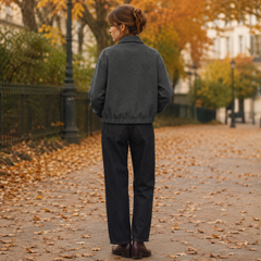 Dos du blouson gris foncé oversize à base élastiquée, porté avec un pantalon foncé