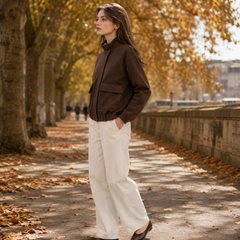 Blouson marron vu de profil, col montant relevé et volume ample des manches