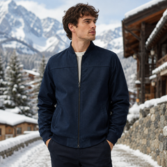 Blouson homme bleu marine porté ouvert sur un haut clair, col montant relevé