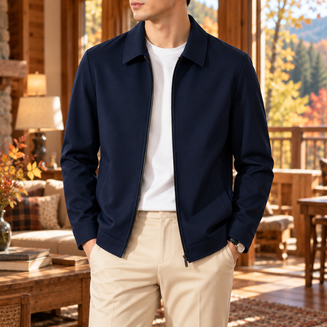 Blouson bleu foncé porté ouvert, poches passepoilées et bas bordé visibles de face